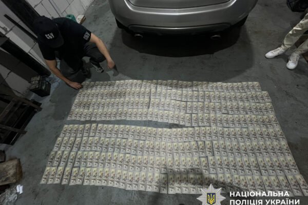 В Києві затримали чоловіка, що вимагав 30 тис. доларів у бізнесмена