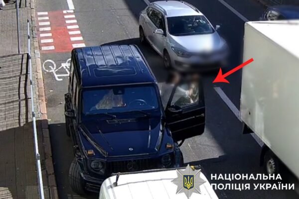 У Києві водій позашляховика до півсмерті побив велосипедиста через зауваження за паркування на велодоріжці (ВІДЕО)