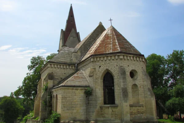 На Львівщині відреставрують покинутий старовинний костел — він стане культурним осередком