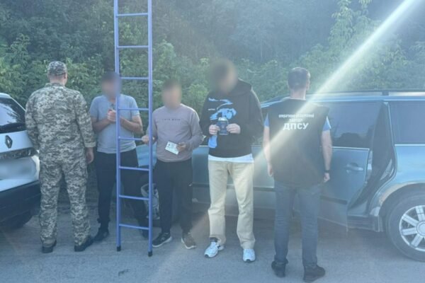 Групу ухилянтів з драбиною затримали прикордонники на Буковині