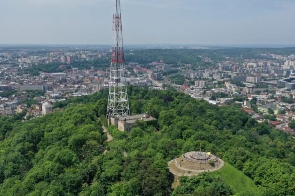 Через загрозу зсувів у Львові реконструюють 125-річний насип на Високому Замку