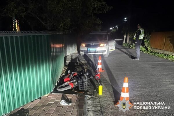 “Дитяча” ДТП на Хмельниччині: 11-річна школярка на електросамокаті збила 7-річну дівчинку