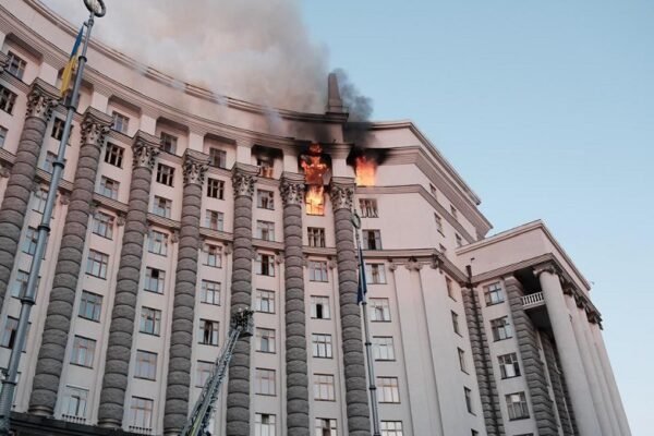 Росіяни завдали масованого удару по Києву: Є загиблі, пошкоджено будівлю Кабміну