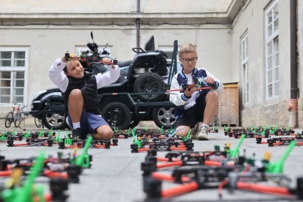 Львівські школярі передали військовим дрони та транспорт на 2,1 млн грн