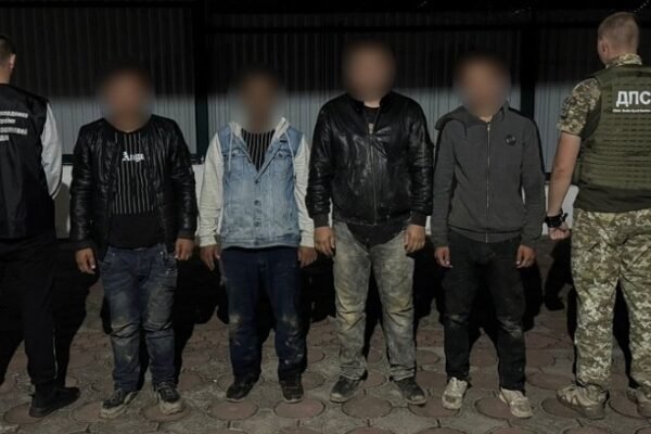 Рухалися у бік кордону з Румунією: На Закарпатті затримали десятьох чоловіків, – ДПСУ