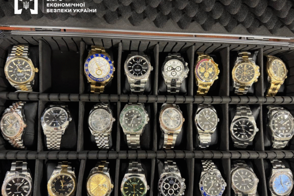 ОЗГ, до складу якої входили провідники міжнародних потягів, ввозила в Україну контрабандні елітні годинники та ювелірку, – БЕБ