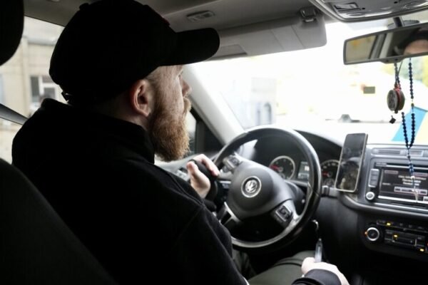 У Львові ветеран, який не відчуває 70% тіла, сів за кермо адаптивного авто