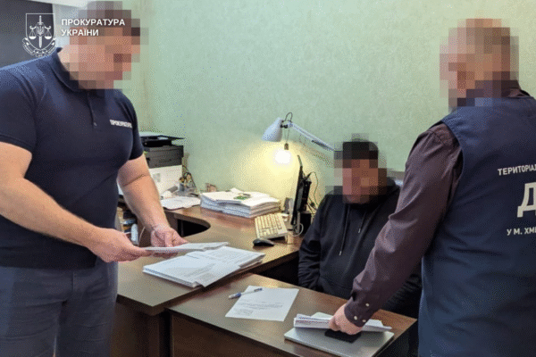 Екскерівник Держгеокадастру Хмельниччини незаконно віддав у приватну власність 60 га землі