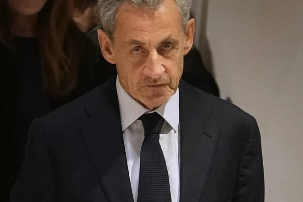 Експрезидент Франції Саркозі прибув до в’язниці Ля Санте для відбуття покарання