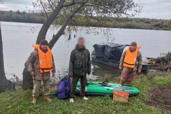 Прикордонники затримали 37-річного чоловіка, що намагався переплисти Дністер на гумовому каяку