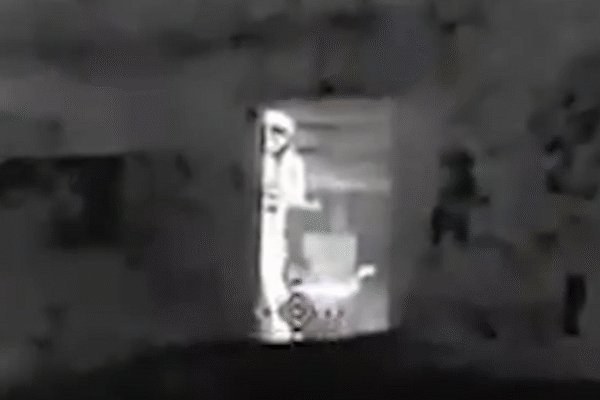 Українській дрон прослизнув під сітками, вдаривши по командному пункту окупантів (ВІДЕО)