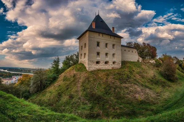 У Галицькому замку на Прикарпатті археологи знайшли давні кахлі від п’єців і керамічний посуд (ФОТО)