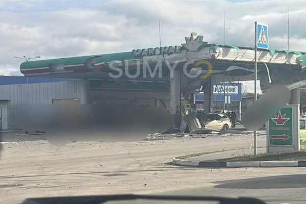 Ворожий дрон прицільно атакував АЗС в Сумах. Є поранені