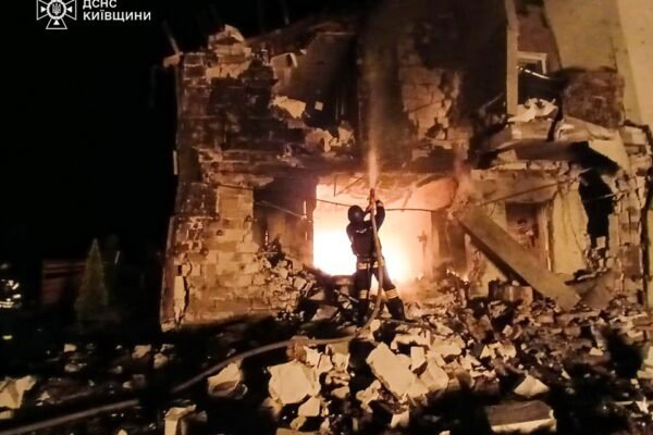 Ворожі дрони зруйнували будинок в Борисполі. Поранено жінку