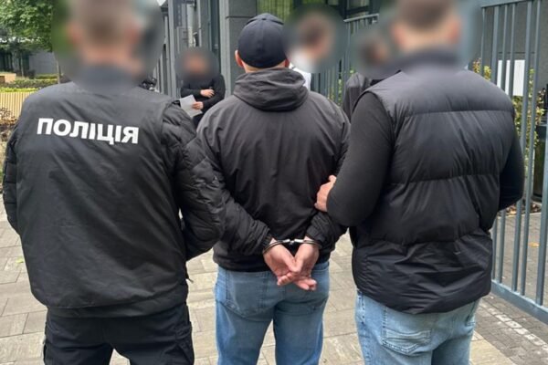 Киянин обіцяв військовому допомогти уникнути покарання за СЗЧ, посилаючись на “зв’язки у ЗСУ”