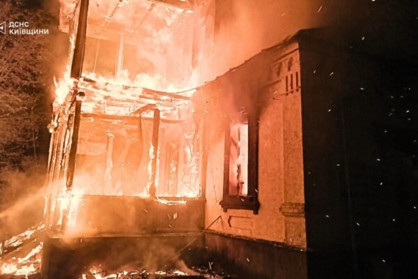 Внаслідок атаки дронів у Бучі спалахнули пожежі, поранено чоловіка