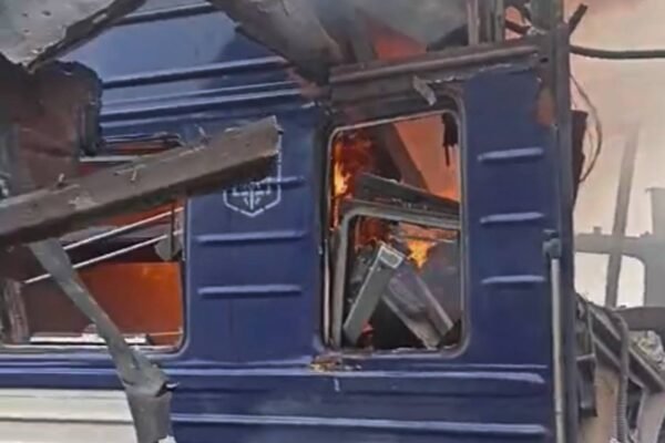 Удар по потягу на Сумщині: Зеленський показав жахливі кадри з місця атаки (ВІДЕО)
