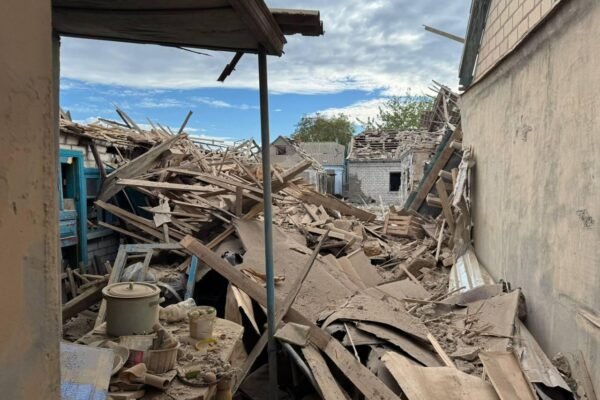 Ворожий снаряд зруйнував будинок на Херсонщині. Поранено цілу родину