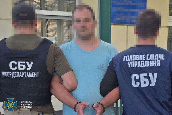 Наводив російські дрони та ракети по критичній та оборонній інфраструктурі: СБУ затримала далекобійника – агента РФ