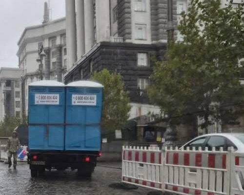 У Києві перебої з водою і світлом: До ВРУ привезли біотуалети та цистерни з водою
