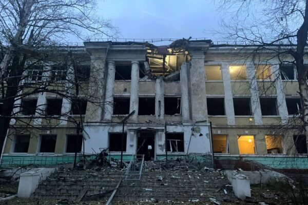 Внаслідок нічного обстрілу в Краматорську пошкоджено школу та багатоповерхівки