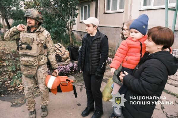 З Дружківки на Донеччині “Білі янголи” вивезли дві родини з 5 дітьми