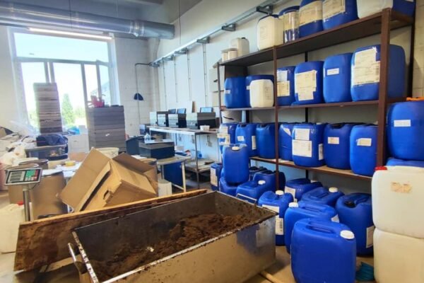 На Одещині припинено незаконне виробництво тютюну для кальяну та рідин для вейпів в промислових масштабах, – БЕБ