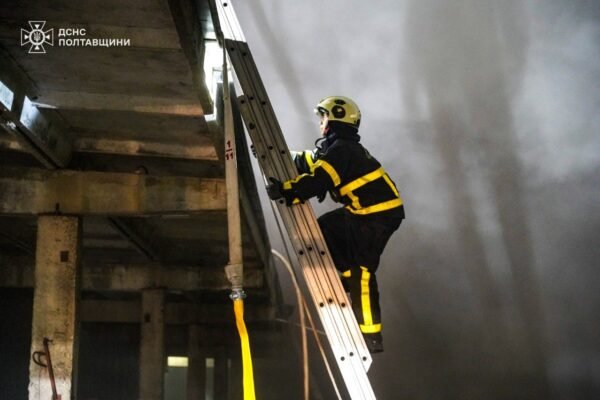 На Полтавщині після обстрілу спалахнули склади на підприємстві
