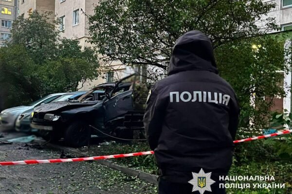 В одному з дворів близько 6:00 ранку у Києві вибухнуло авто