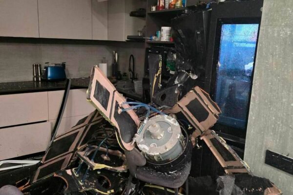 Під час нічної атаки у Києві в дві квартири влетіли “шахеди”, але не вибухнули