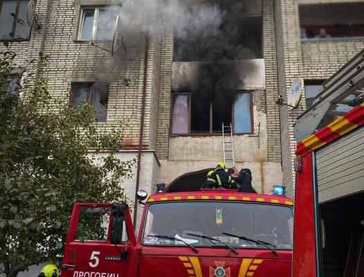 На чоловікові горів одяг: на Львівщині рятувальники врятували двох людей з палаючої квартири