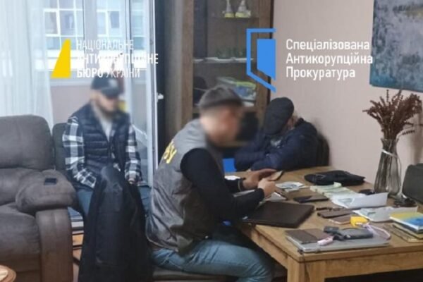 Детективи НАБУ і САП викрили прокурора ОГП та адвокатів, які вимагали мільйони доларів за закриття справи