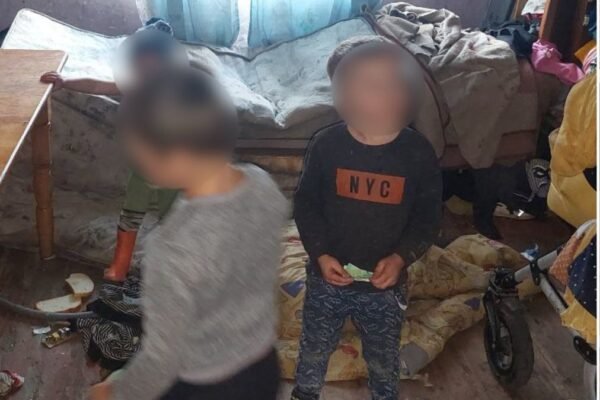 На Закарпатті виявили сім’ю з вісьмома малолітніми дітьми, які жили в будівлі без вікон та дверей