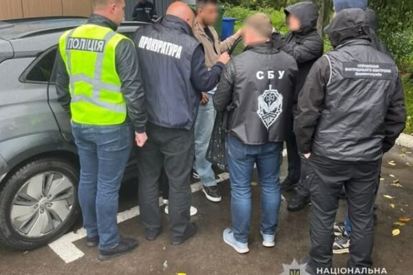 На Львівщині затримали митника, який сприяв контрабанді елітних ювелірних виборів