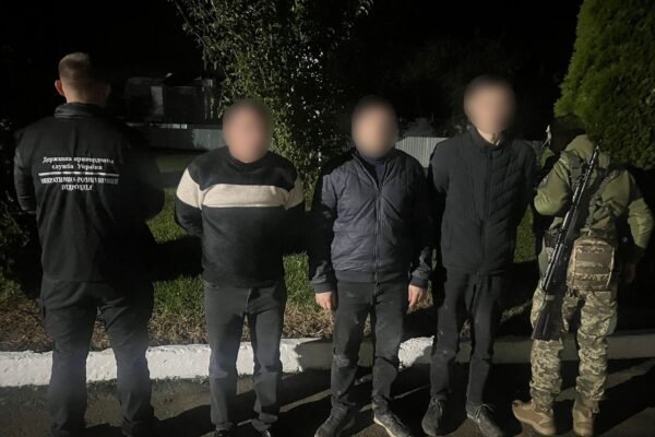 На Закарпатті  затримали трьох «мандрівників» та  переправника, який за 29 тисяч доларів обіцяв переправити чоловіків за кордон