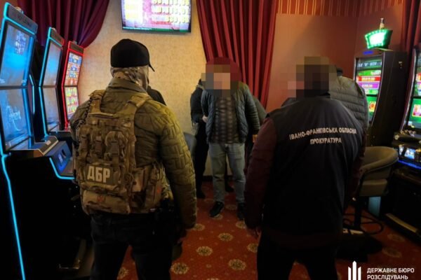На Івано-Франківщині ДБР затримало посадовців міграційної служби, які вимагали хабарі з іноземців