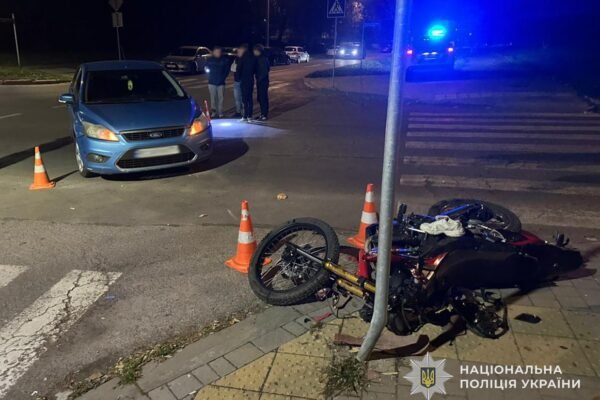 У Львові в ДТП загинула 16-річна пасажирка мотоцикла, 14-річний водій – у лікарні