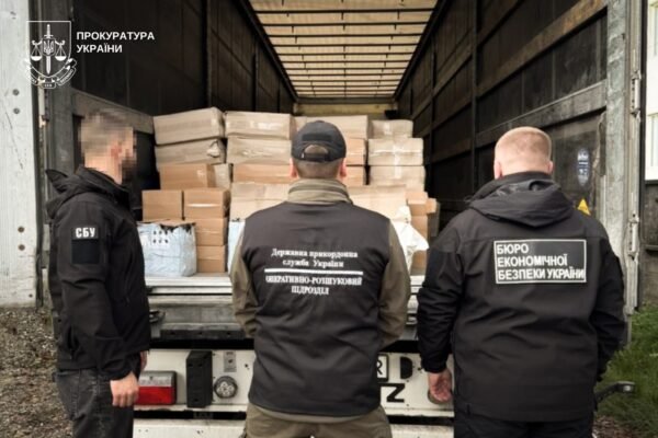 На Закарпатті викрили групу осіб, які підробляли та продавали контрафактні сигарети та алкоголь