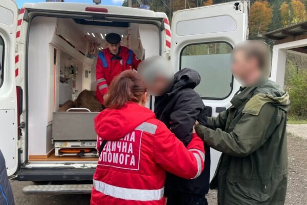 У Карпатах по дорозі в Європу заблукали двоє втікачів – прикордонники їх урятували