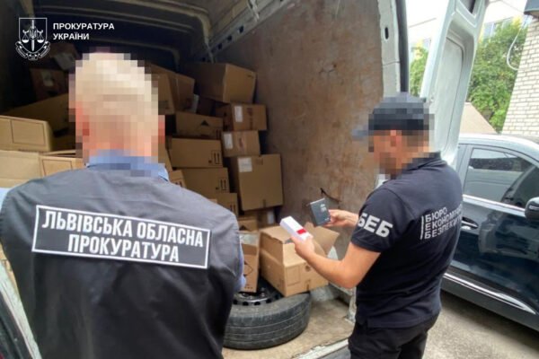 Елітні телефони та парфуми в коробках з-під ковбаси: на Львівщині викрили контрабанду на майже 17 млн грн