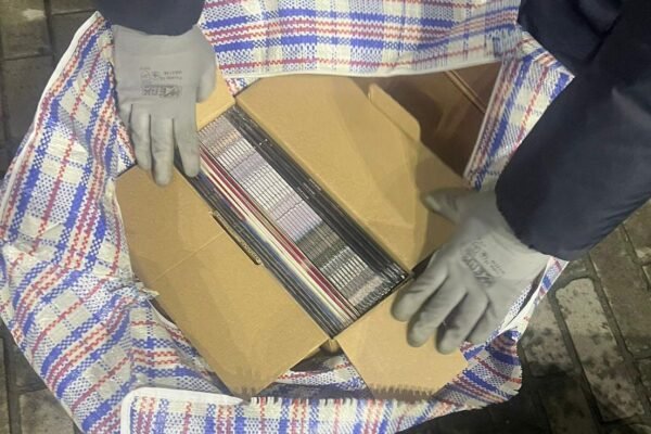 Закарпатські митники вилучили на кордоні зі Словаччиною ексклюзивну колекцію платівок відомих світових виконавців