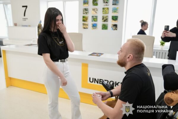 Відповіла згодою: у Львові поранений на війні поліцейський освідчився коханій дівчині