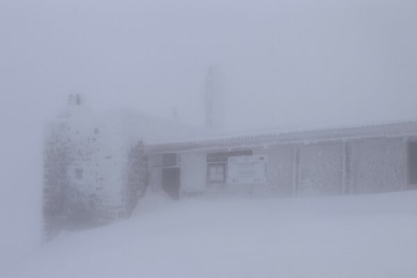У Карпатах намело майже метр снігу. Туристів просять утриматися від походів