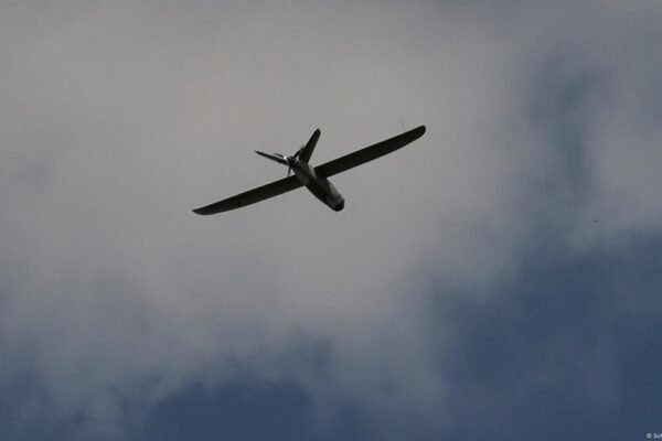 Ворожий дрон зранку скинув вибухівку на таксі в Херсоні. Поранено двоє людей