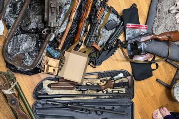 Мешканець Франківська перетворив дім на склад зброї: правоохоронці вилучили кулемети та гвинтівки