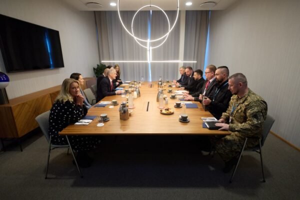 Українська делегація на чолі з президентом прибула у Данію