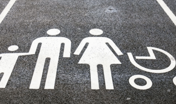 На парковках зʼявляться паркомісця для сімей з дітьми до 3 років, – рішення ВРУ