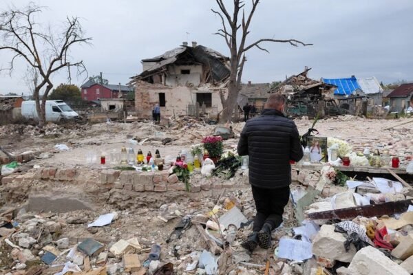 Удар РФ по Львову: на місце загибелі 15-річної дівчини приїхав із фронту її батько (відео)