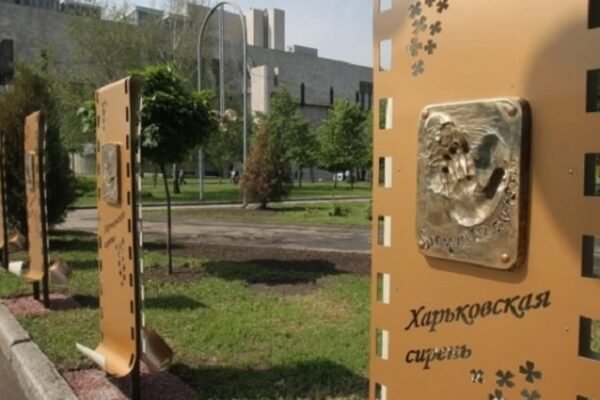 У Харкові прибрали стенди з відбитками долонь російських акторів