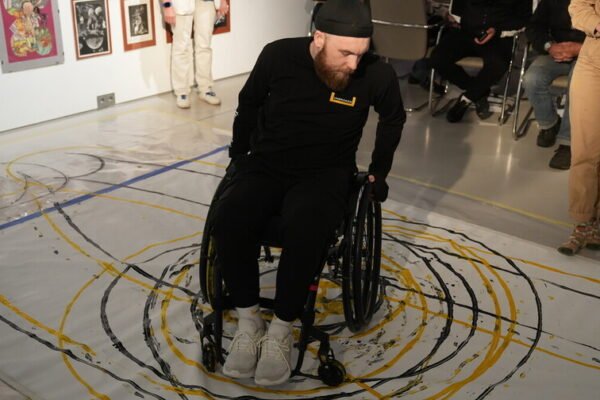У Львові захисник, який не відчуває тіла нижче грудей, встановив рекорд України — створив мистецьке полотно за допомогою крісла колісного